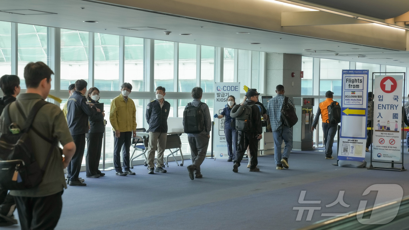 (서울=뉴스1) = 임승관 질병관리청장이 4일 인천국제공항 검역소에서 에볼라바이러스병 검역대응체계 현장 점검을 하고 있다. (질병관리청 제공. 재판매 및 DB 금지) 2026.6. …
