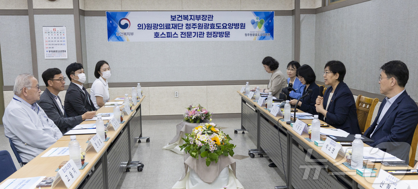(서울=뉴스1) = 정은경 보건복지부 장관이 4일 충북 청주원광효도요양병원을 방문해 요양병원 호스피스 운영 현황을 점검하며 발언하고 있다. (보건복지부 제공. 재판매 및 DB 금지 …