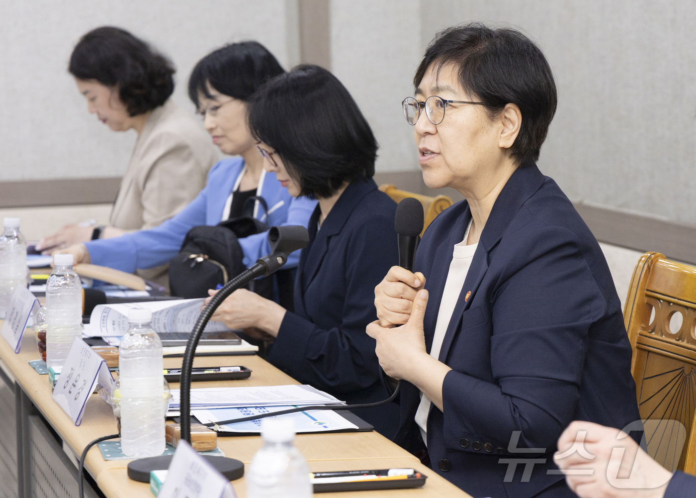 (서울=뉴스1) = 정은경 보건복지부 장관이 4일 충북 청주원광효도요양병원을 방문해 요양병원 호스피스 운영 현황을 점검하며 발언하고 있다. (보건복지부 제공. 재판매 및 DB 금지 …