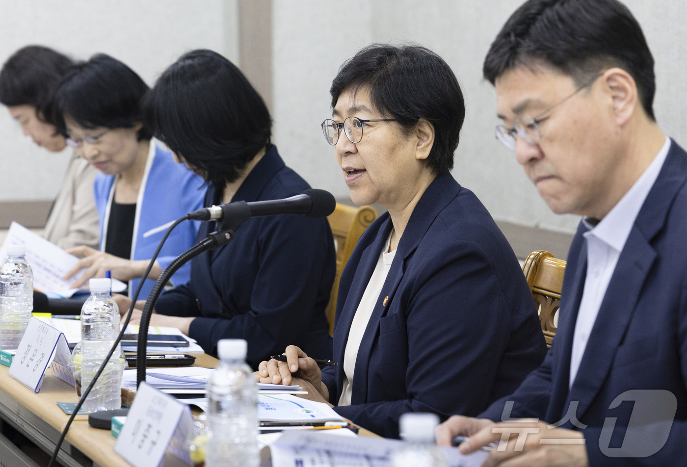 (서울=뉴스1) = 정은경 보건복지부 장관이 4일 충북 청주원광효도요양병원을 방문해 요양병원 호스피스 운영 현황을 점검하며 발언하고 있다. (보건복지부 제공. 재판매 및 DB 금지 …