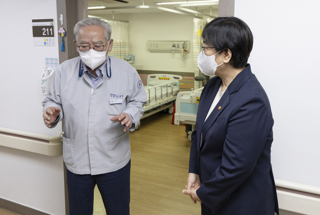 "간병, 좋은 일자리로 만든다"…내국인부터 우선 고용 추진