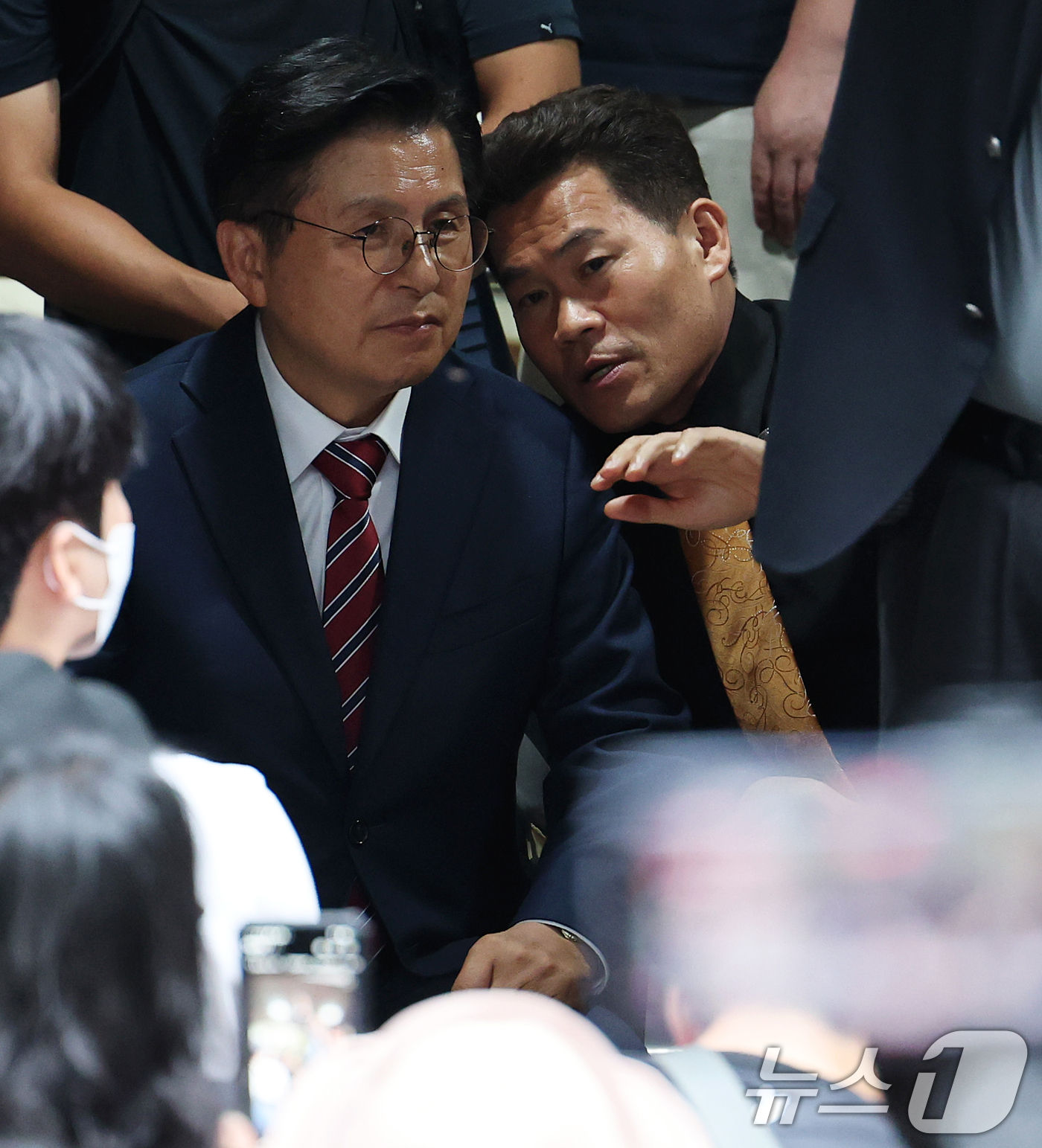 (서울=뉴스1) 오대일 기자 = 제9회 전국동시지방선거 이튿날인 4일 오후 투표함 이송이 지연되고 있는 서울 송파구 잠실7동 제2투표소에서 황교안 자유와혁신 대표와 전한길 씨가 입 …