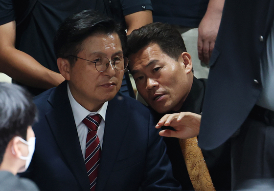잠실 투표소 찾은 황교안·전한길