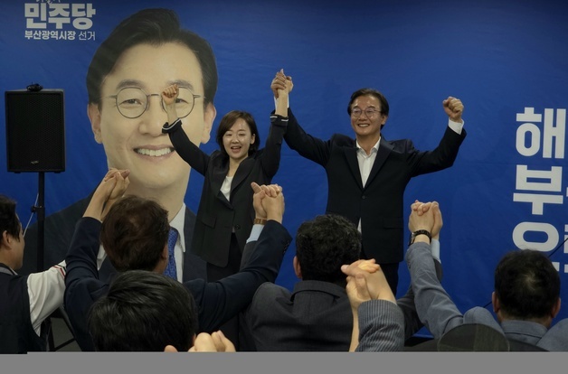 '당선보다 낙선자들 먼저' 전재수, 선대위 해단식서 비로소 웃다