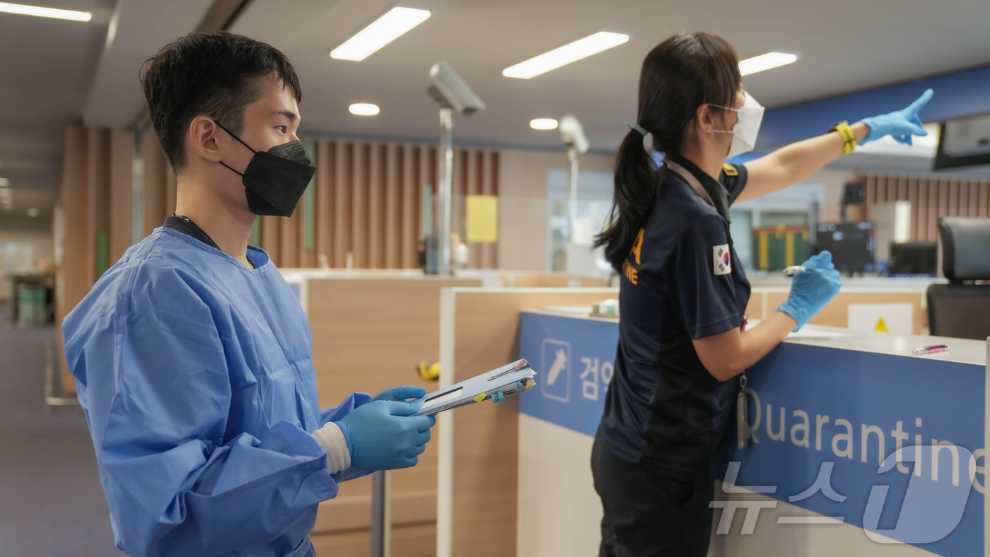 (서울=뉴스1) = 4일 인천국제공항 검역소에서 에볼라바이러스병 검역대응이 진행되고 있다. (질병관리청 제공. 재판매 및 DB 금지) 2026.6.4/뉴스1