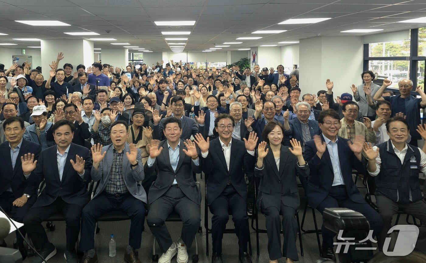 본문 이미지 - 4일 부산 서면 전재수 부산시장 당선인 선거캠프에서 열린 해단식에서 선거캠프 관계자와 자원봉사자 등 500여 명이 "으랏차차"를 외치며 기념촬영을 하고 있다.2026.6.4 ⓒ 뉴스1 이주현 기자