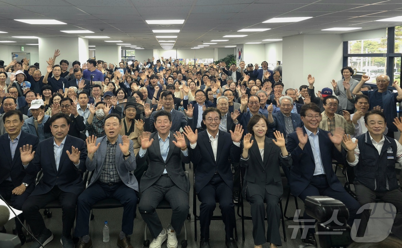 (부산=뉴스1) 이주현 기자 = 전재수 부산시장 당선인이 4일 부산 부산진구 자신의 선거사무소에서 열린 해단식에서 캠프 관계자들과 기념촬영을 하고 있다. 2026.6.4/뉴스1