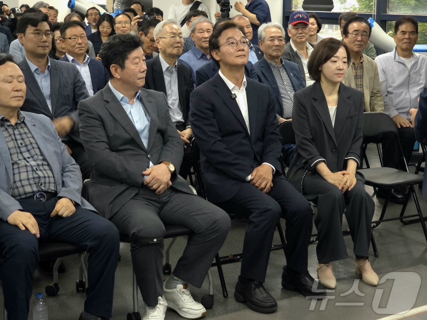 (부산=뉴스1) 이주현 기자 = 전재수 부산시장 당선인이 4일 부산 부산진구 자신의 선거사무소에서 열린 해단식에서 사회자의 발언을 들으며 생각에 잠겨 있다. 2026.6.4/뉴스1 …
