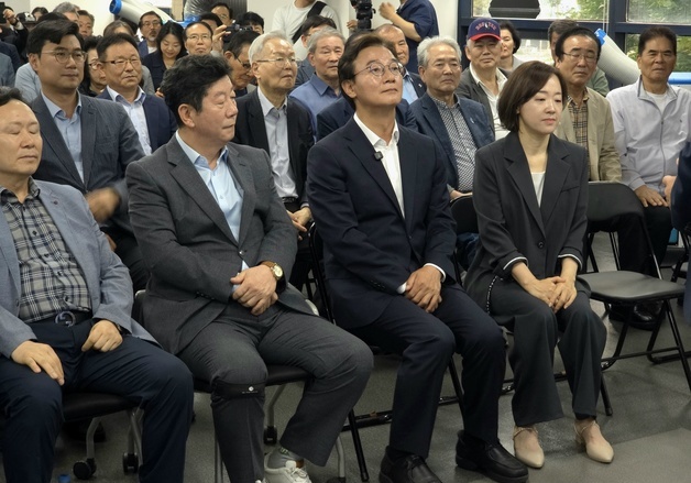생각에 잠긴 전재수