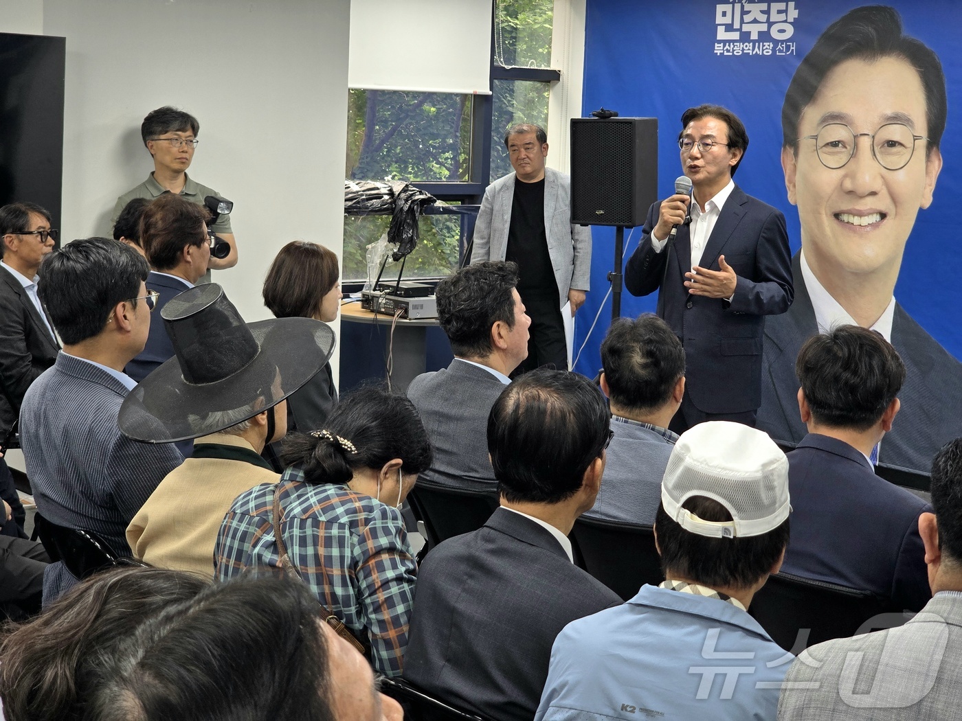 (부산=뉴스1) 이주현 기자 = 전재수 부산시장 당선인이 4일 부산 부산진구 자신의 선거사무소에서 열린 해단식에서 소감을 말하고 있다. 2026.6.4/뉴스1