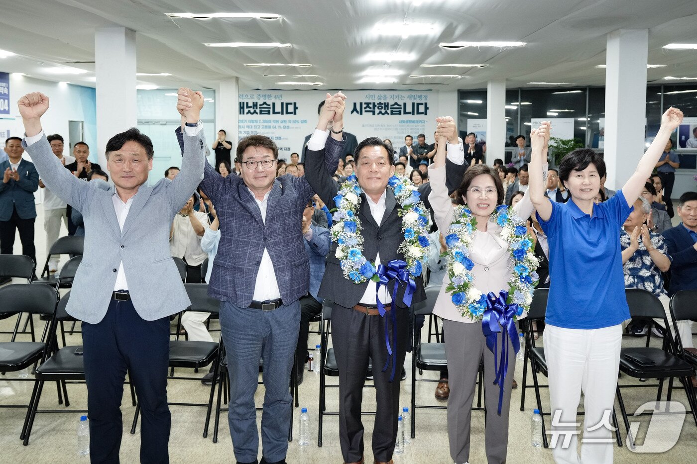 본문 이미지 - 이재준 경기 수원시장 당선인이 배우자와 김영진·염태영·백혜련 국회의원과 만세 포즈를 취하며 승리를 자축하고 있다. (이 당선인 선거캠프 제공. 재판매 및 DB 금지) 2026.6.4/뉴스1 