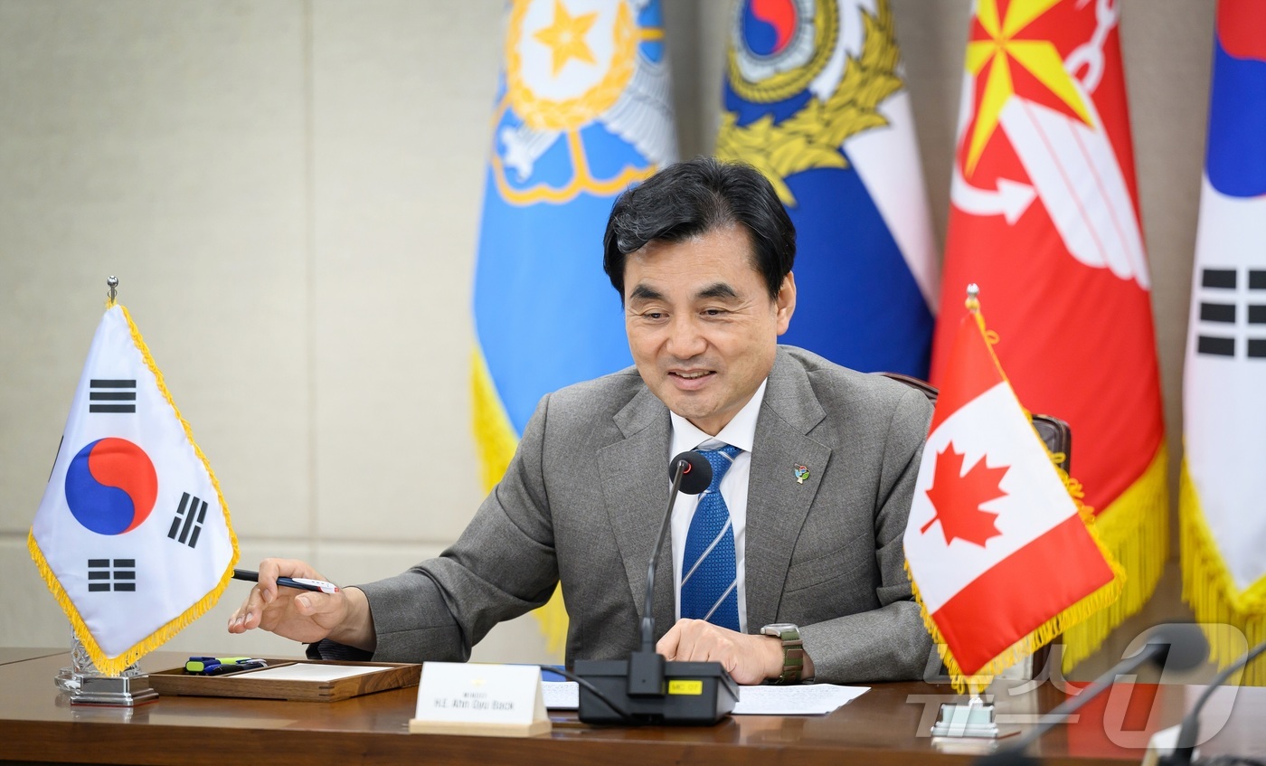 (서울=뉴스1) = 안규백 국방부 장관이 4일 데이비드 맥귄티 캐나다 국방부장관과 공조통화를 하며 양국 간 주요 국방 현안과 협력 방안을 논의하고 있다. (국방부 제공. 재판매 및 …