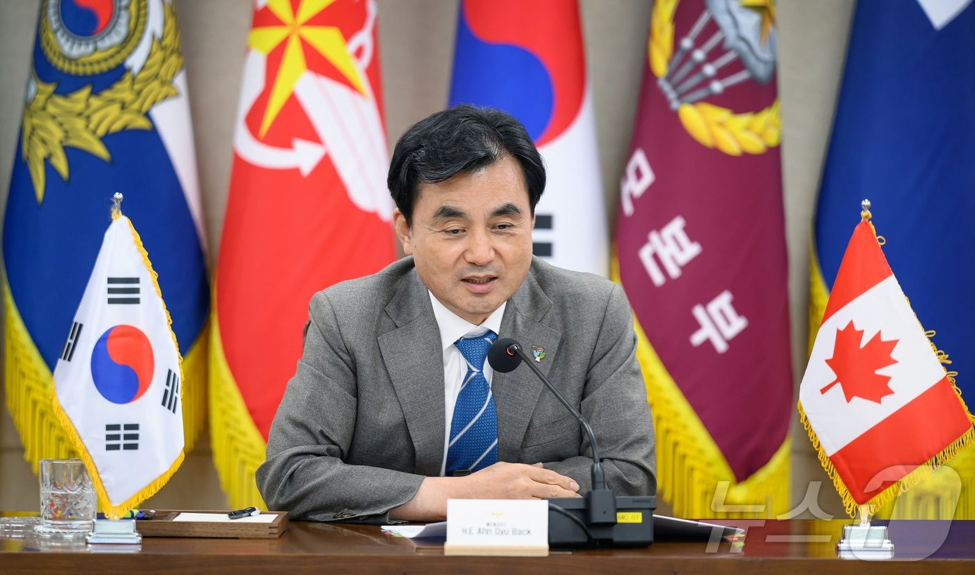 (서울=뉴스1) = 안규백 국방부 장관이 4일 데이비드 맥귄티 캐나다 국방부장관과 공조통화를 하며 양국 간 주요 국방 현안과 협력 방안을 논의하고 있다. (국방부 제공. 재판매 및 …