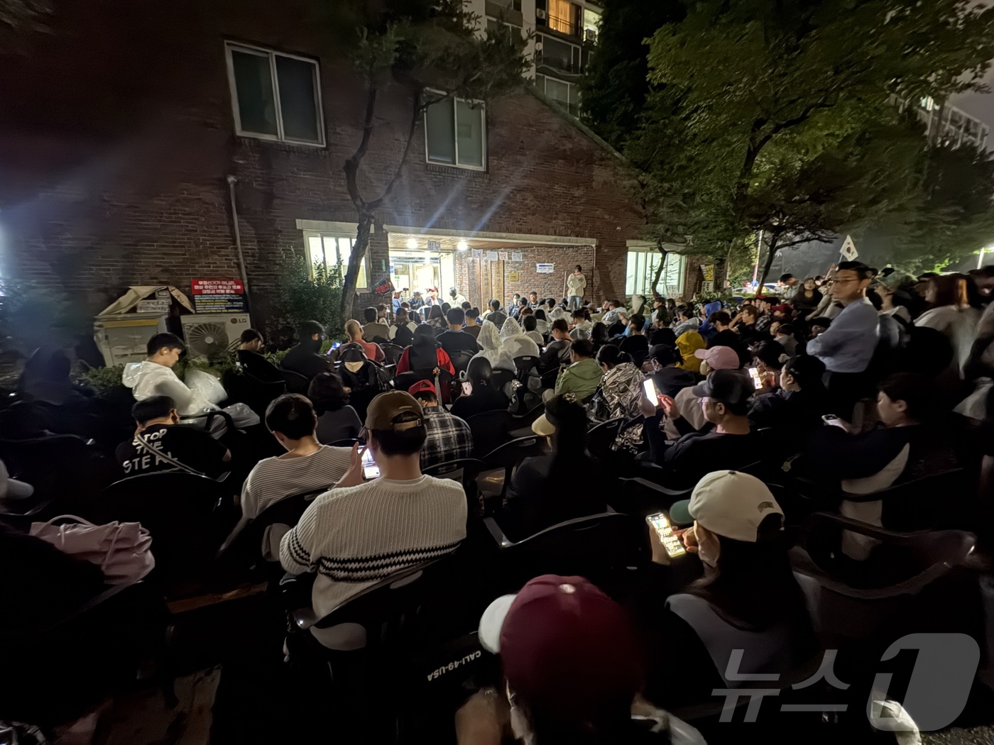 (서울=뉴스1) 소봄이 기자 = 제9회 전국동시지방선거 사흘째인 5일 새벽 서울 송파구 잠실7동 제2투표소에서 보수 성향 유튜버와 시민들이 3일 오후 10시부터 26시간째 이어진 …