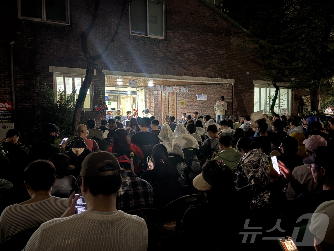 (서울=뉴스1) 소봄이 기자 = 제9회 전국동시지방선거 사흘째인 5일 새벽 서울 송파구 잠실7동 제2투표소에서 보수 성향 유튜버와 시민들이 3일 오후 10시부터 26시간째 이어진 …