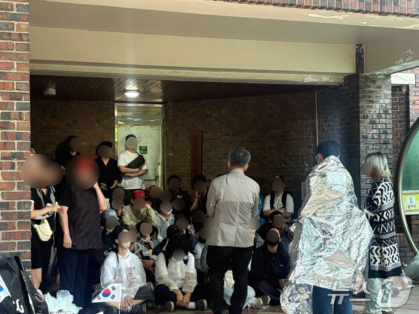 본문 이미지 - 5일 오전 서울 송파구 잠실7동 제2투표소 뒤편에 집회 참가자들이 모여 출입문을 막은 채 투표함 반출 가능성에 대비해 주변 상황을 주시하고 있다. 2026.6.5. ⓒ 뉴스1 소봄이 기자