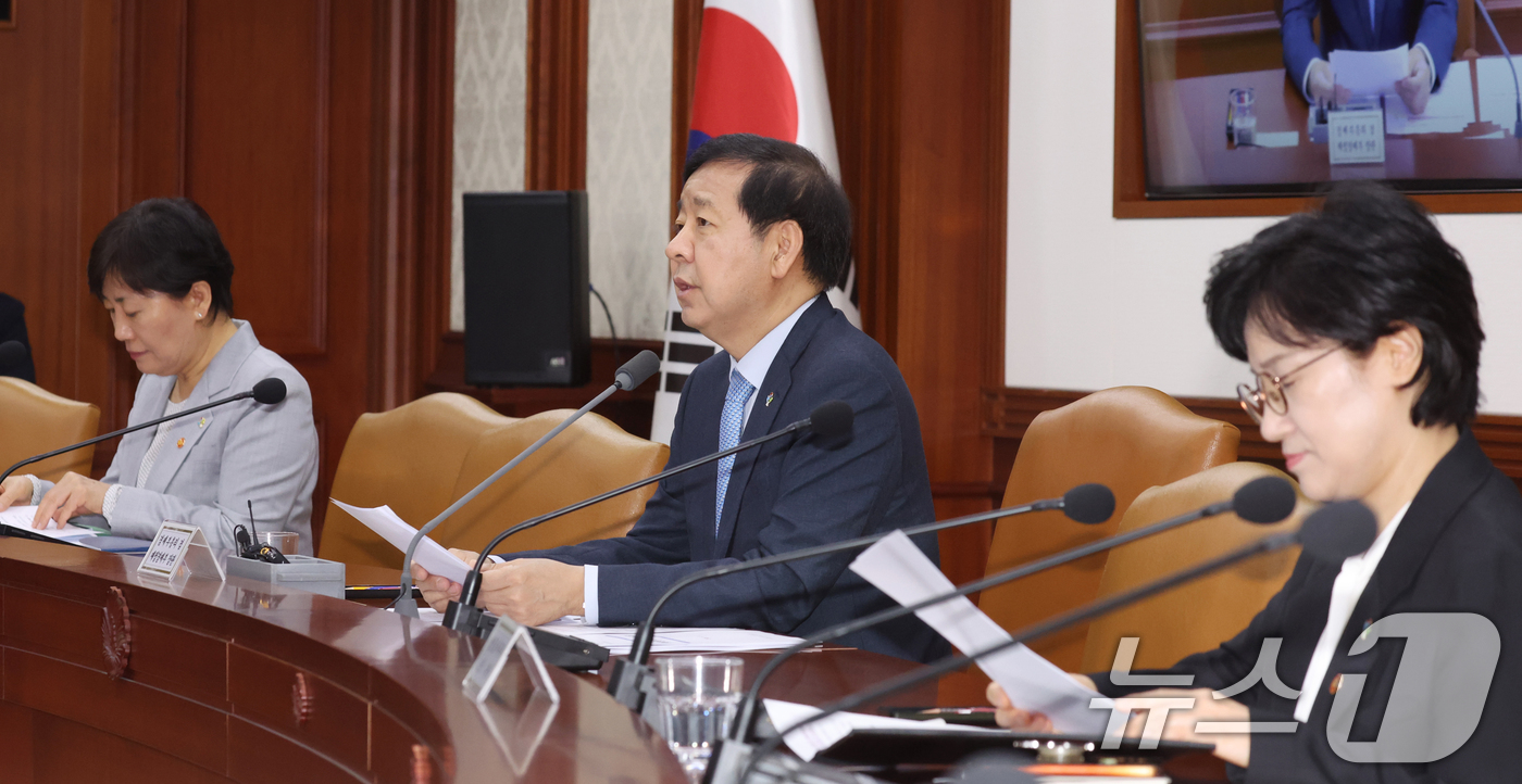 (서울=뉴스1) 김명섭 기자 = 구윤철 경제부총리 겸 재정경제부 장관이 5일 오전 서울 종로구 세종대로 정부서울청사에서 열린 비상경제본부회의 겸 경제관계장관회의에서 모두 발언을 하 …