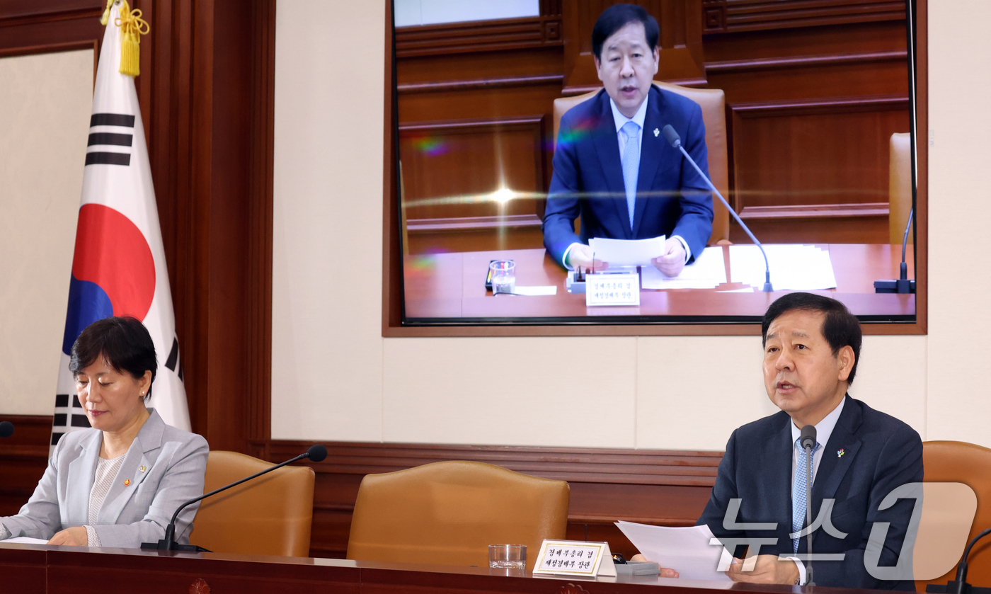 (서울=뉴스1) 김명섭 기자 = 구윤철 경제부총리 겸 재정경제부 장관이 5일 오전 서울 종로구 세종대로 정부서울청사에서 열린 비상경제본부회의 겸 경제관계장관회의에서 모두 발언을 하 …
