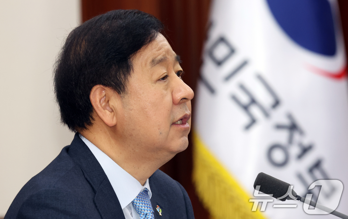 (서울=뉴스1) 김명섭 기자 = 구윤철 경제부총리 겸 재정경제부 장관이 5일 오전 서울 종로구 세종대로 정부서울청사에서 열린 비상경제본부회의 겸 경제관계장관회의에서 모두 발언을 하 …