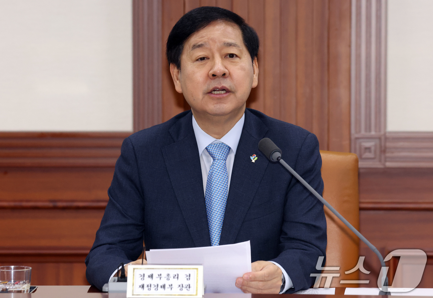 (서울=뉴스1) 김명섭 기자 = 구윤철 경제부총리 겸 재정경제부 장관이 5일 오전 서울 종로구 세종대로 정부서울청사에서 열린 비상경제본부회의 겸 경제관계장관회의에서 모두 발언을 하 …