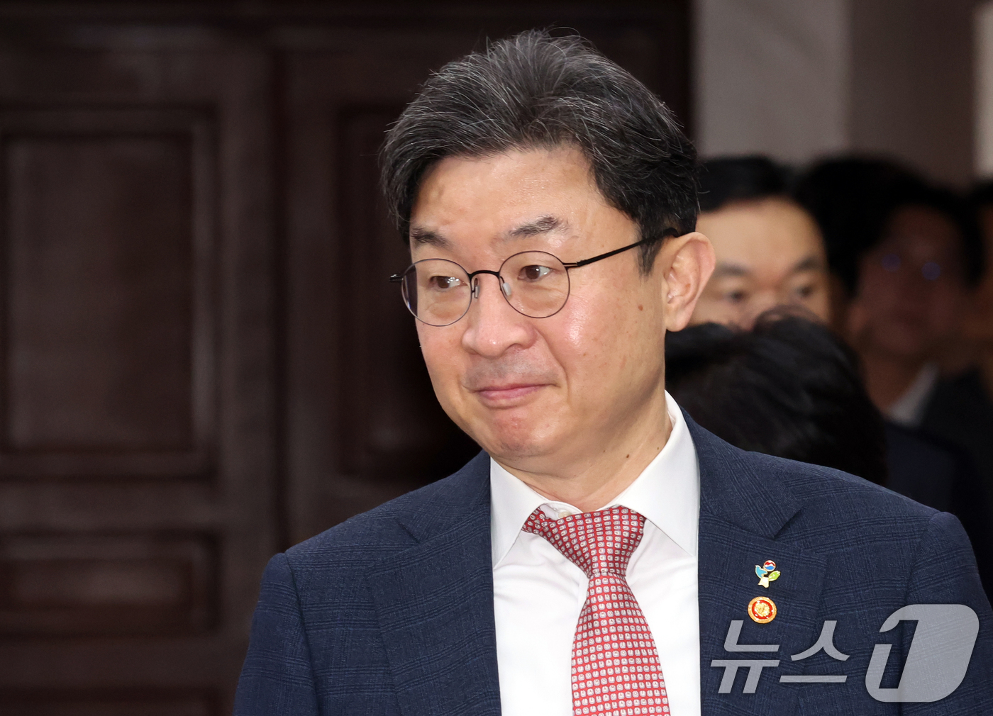 (서울=뉴스1) 김명섭 기자 = 이억원 금융위원장이 5일 오전 서울 종로구 세종대로 정부서울청사에서 열린 비상경제본부회의 겸 경제관계장관회의에 참석하고 있다. 이날 회의에서 참석자 …