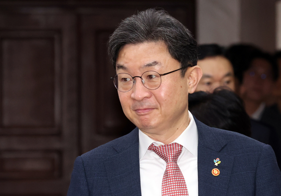 비상경제본부회의 참석하는 이억원 위원장