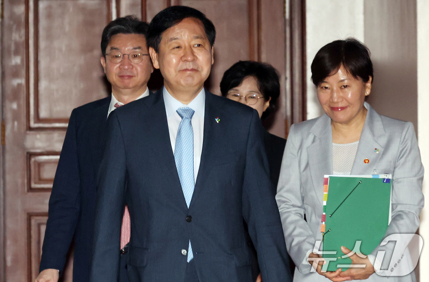 (서울=뉴스1) 김명섭 기자 = 구윤철 경제부총리 겸 재정경제부 장관이 5일 오전 서울 종로구 세종대로 정부서울청사에서 열린 비상경제본부회의 겸 경제관계장관회의에 참석하고 있다. …