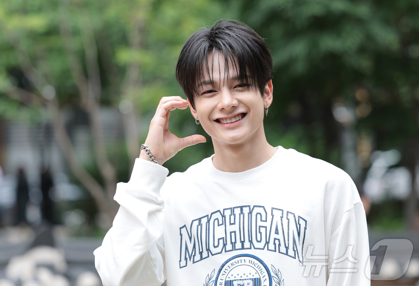 (서울=뉴스1) 권현진 기자 = 그룹 네이즈의 턴이 서울 종로구 뉴스1 인근에서 인터뷰를 하기 전 포즈를 취하고 있다. 2026.6.20/뉴스1