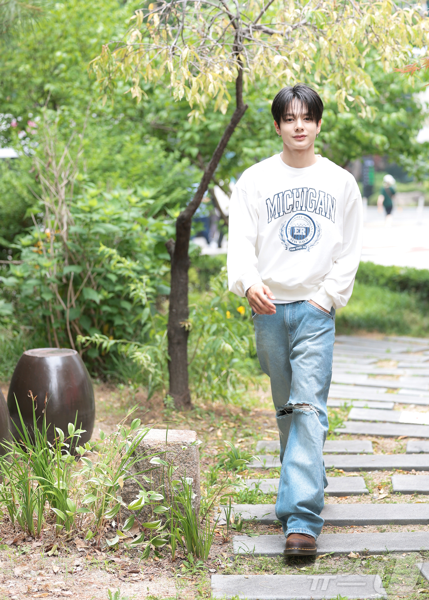 (서울=뉴스1) 권현진 기자 = 그룹 네이즈의 턴이 서울 종로구 뉴스1 인근에서 인터뷰를 하기위해 이동하고 있다. 2026.6.20/뉴스1