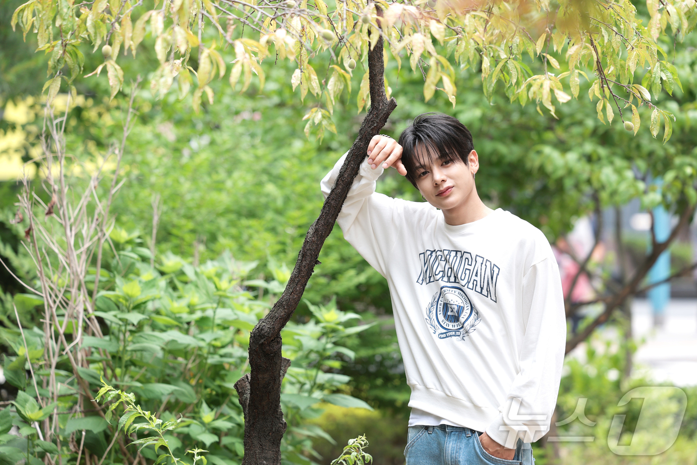 (서울=뉴스1) 권현진 기자 = 그룹 네이즈의 턴이 서울 종로구 뉴스1 인근에서 인터뷰를 하기 전 포즈를 취하고 있다. 2026.6.20/뉴스1
