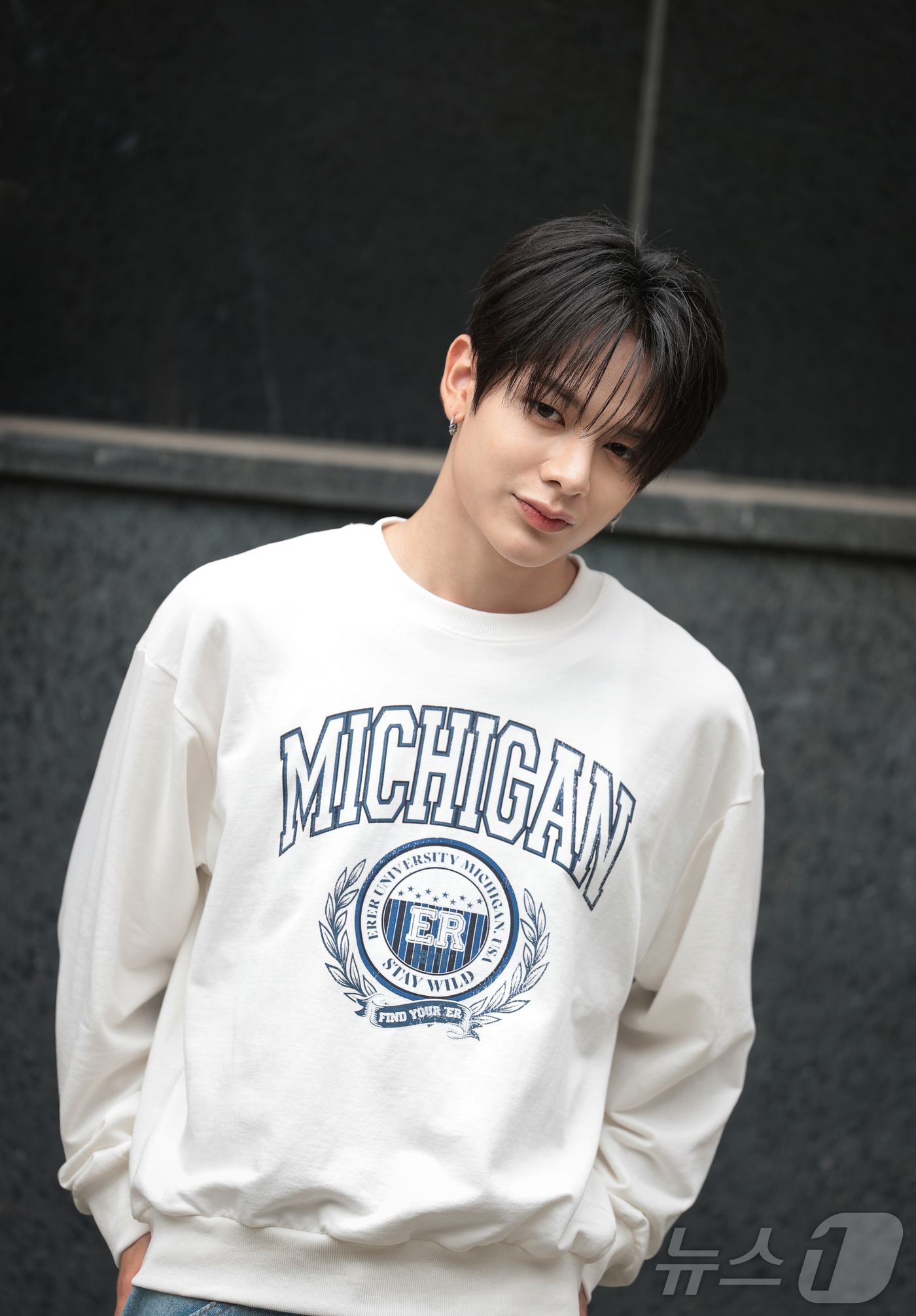 (서울=뉴스1) 권현진 기자 = 그룹 네이즈의 턴이 서울 종로구 뉴스1 인근에서 인터뷰를 하기 전 포즈를 취하고 있다. 2026.6.20/뉴스1