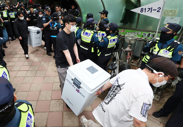 [뉴스1 PICK]경찰, 잠실투표소 시위대 뚫고 봉쇄 2일만에 투표함 이송