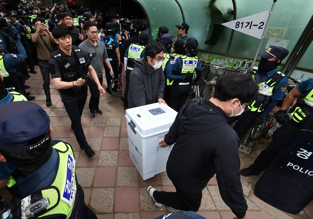 경찰 호위 속에 이송되는 잠실투표소 투표함