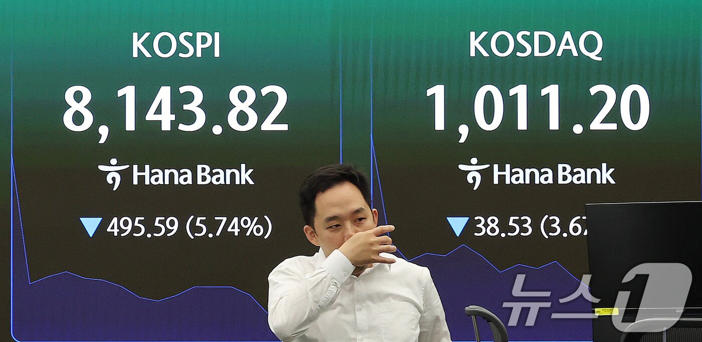본문 이미지 - 코스피 지수가 하락 출발한 5일 서울 중구 하나은행 딜링룸 전광판에 장초반 시황이 나타나고 있다. 한국거래소는 이날 오전 9시 8분 25초 코스피 시장에 매도 사이드카를 발동했다고 공시했다. 코스피 매도 사이드카 발동은 지난달 18일 이후 12거래일 만이다. 2026.6.5 ⓒ 뉴스1 박지혜 기자
