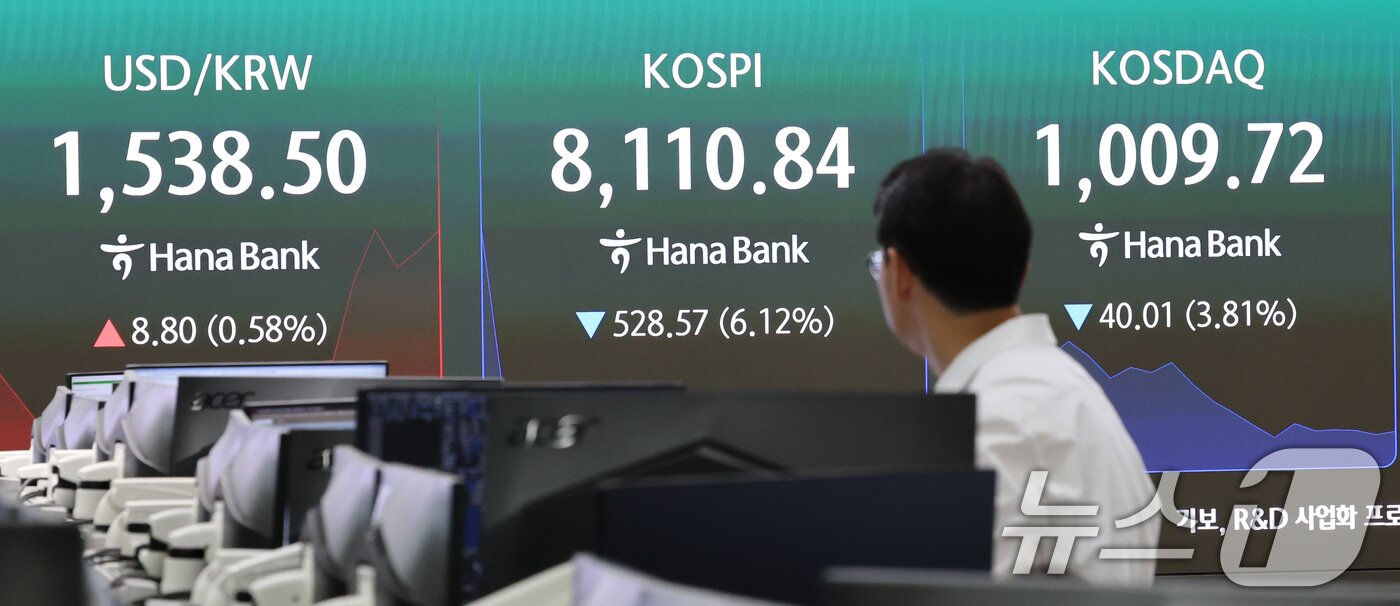 본문 이미지 - 코스피 지수가 하락 출발한 5일 서울 중구 하나은행 딜링룸 전광판에 장초반 시황이 나타나고 있다.  2026.6.5 ⓒ 뉴스1 박지혜 기자