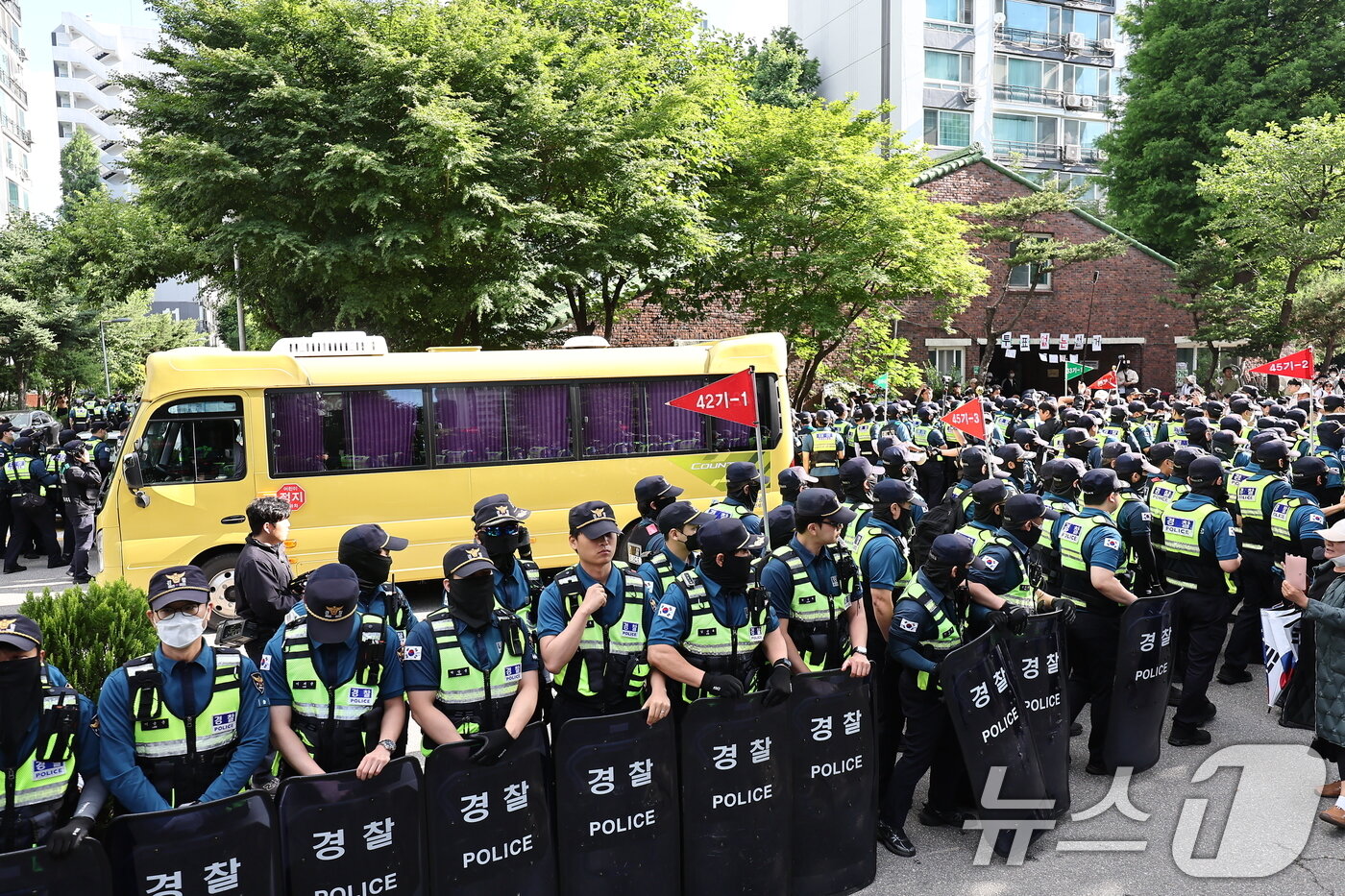 본문 이미지 - 5일 '투표용지 부족' 사태가 발생한 서울 송파구 잠실7동 제2투표소 앞에서 경찰들이 투표함 반출을 막는 시위대와 대치하고 있다. 2026.6.5 ⓒ 뉴스1 김도우 기자