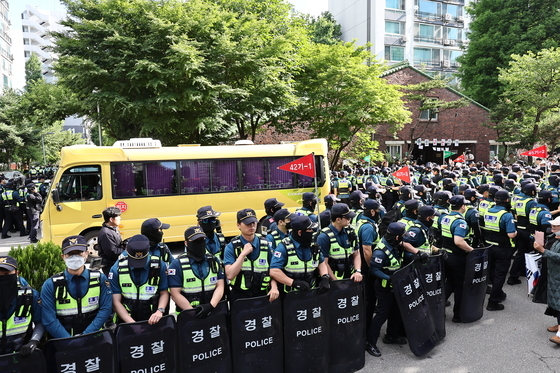 경찰, 잠실7동 투표소에 기동대 투입