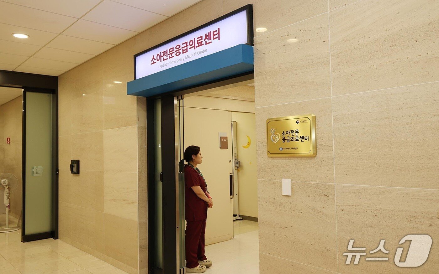 본문 이미지 - 병원 본관 1층 응급의료센터 옆에 위치한 소아전문응급의료센터는 성인 환자들과 동선 및 진료구역이 완벽히 분리된 독립 공간으로 운영돼 안전하고 체계적인 진료 환경을 제공한다.(가톨릭대 서울성모병원 제공)