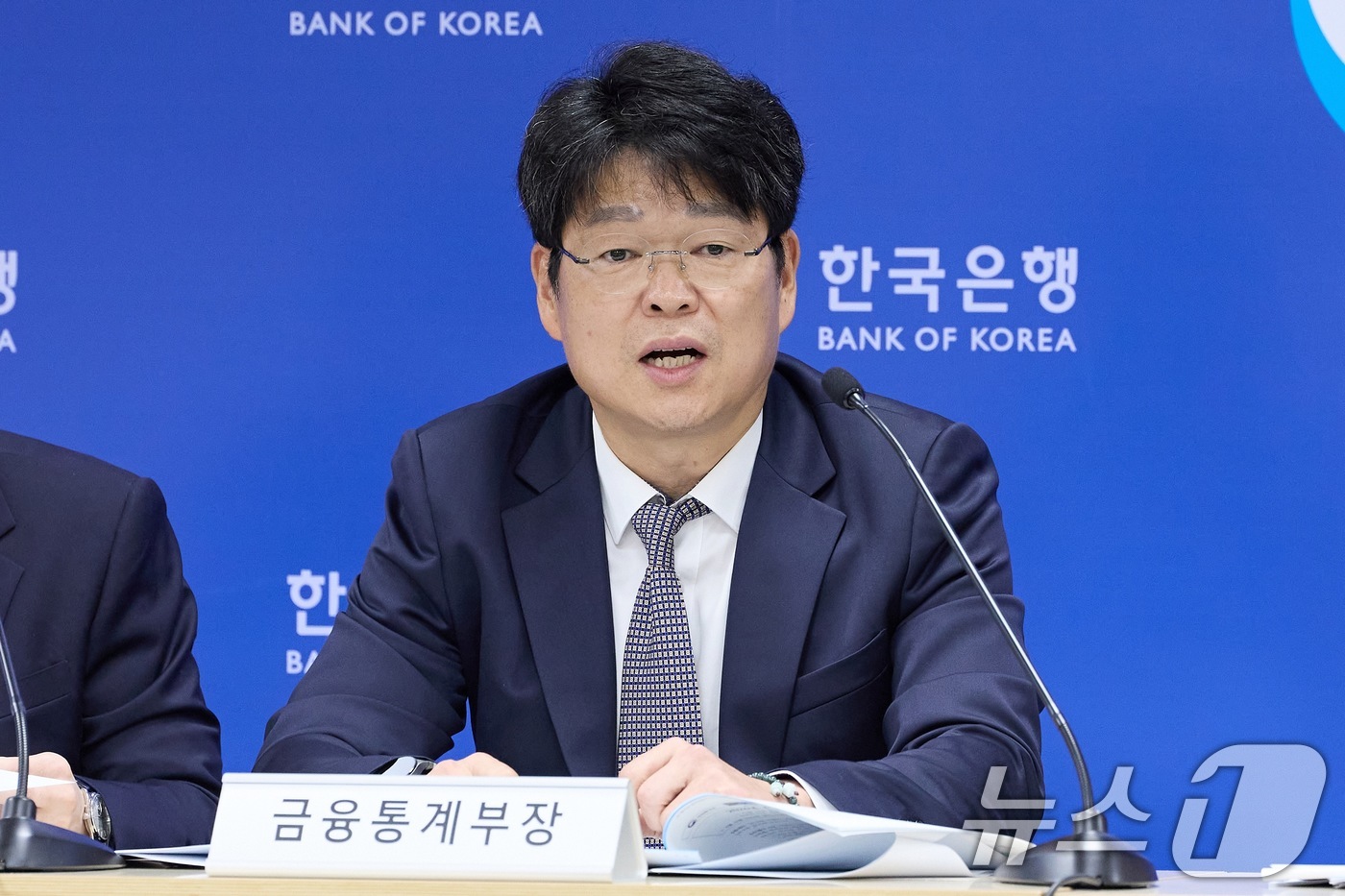 (서울=뉴스1) = 유성욱 한국은행 금융통계부장이 5일 오전 서울 중구 한국은행에서 열린 2026년 4월 국제수지(잠정) 설명회에서 발언하고 있다. (한국은행 제공. 재판매 및 D …