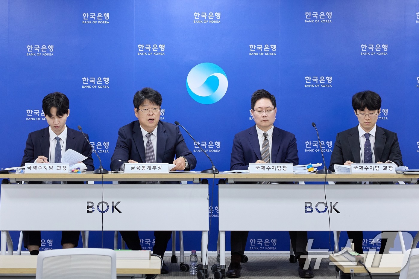 (서울=뉴스1) = 5일 오전 서울 중구 한국은행에서 2026년 4월 국제수지(잠정) 설명회가 진행되고 있다. 왼쪽부터 김준영 한국은행 국제수지팀 과장, 유성욱 금융통계부장, 박성 …