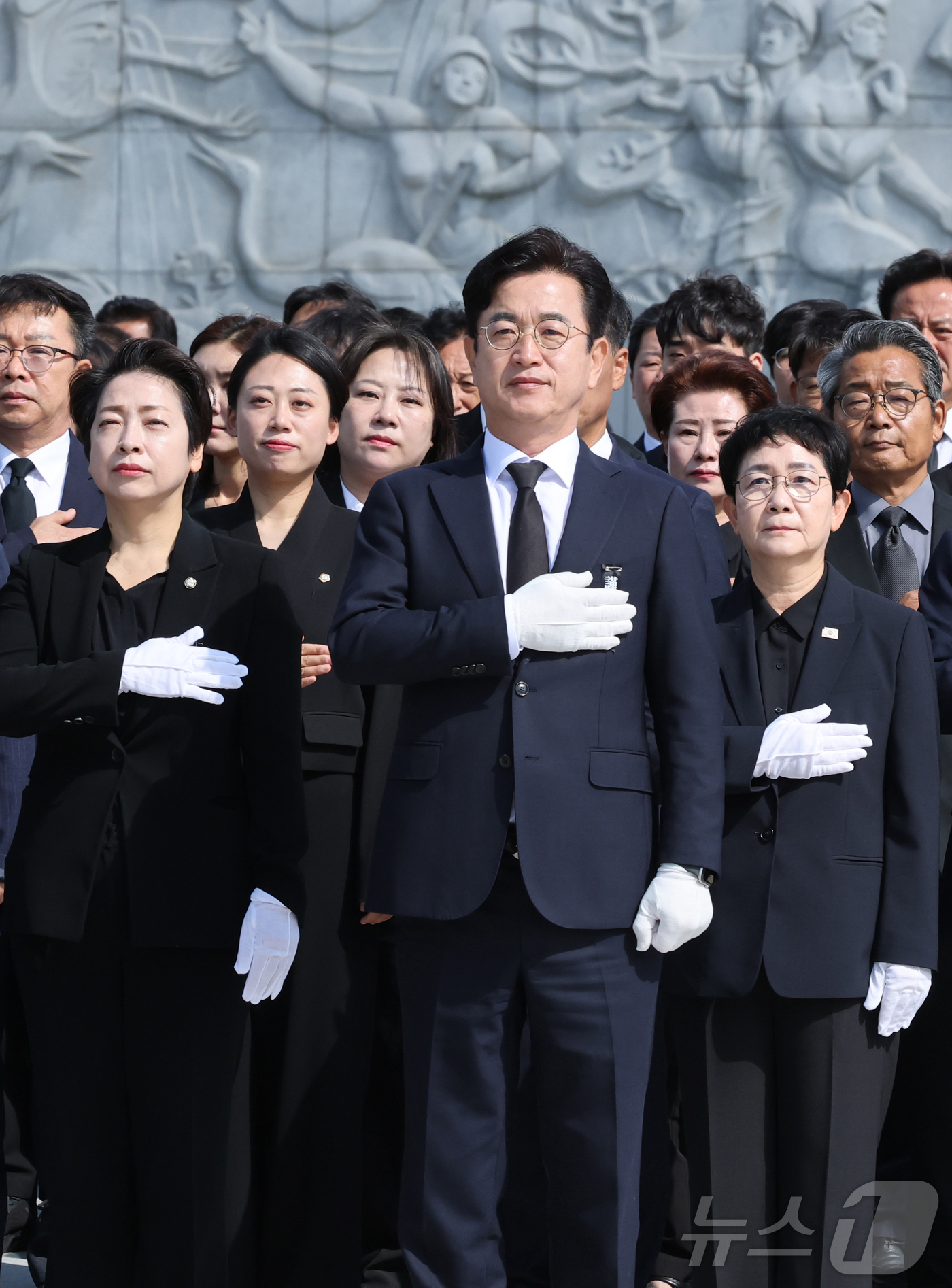 (대전=뉴스1) 김기태 기자 = 허태정 대전시장 당선인을 비롯해 더불어민주당 대전지역 6.3 지방선거 당선인들이 5일 오전 대전 유성구 국립대전현충원에서 참배를 마치고 국기에 대한 …