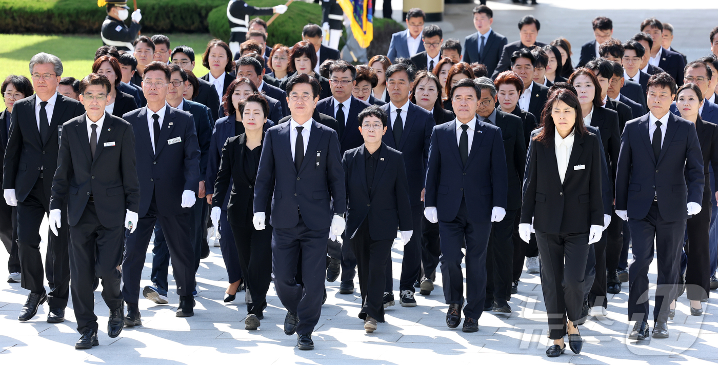 (대전=뉴스1) 김기태 기자 = 허태정 대전시장 당선인을 비롯해 더불어민주당 대전지역 지방선거 당선인들이 5일 오전 대전 유성구 국립대전현충원에서 참배하기 위해 이동하고 있다. …