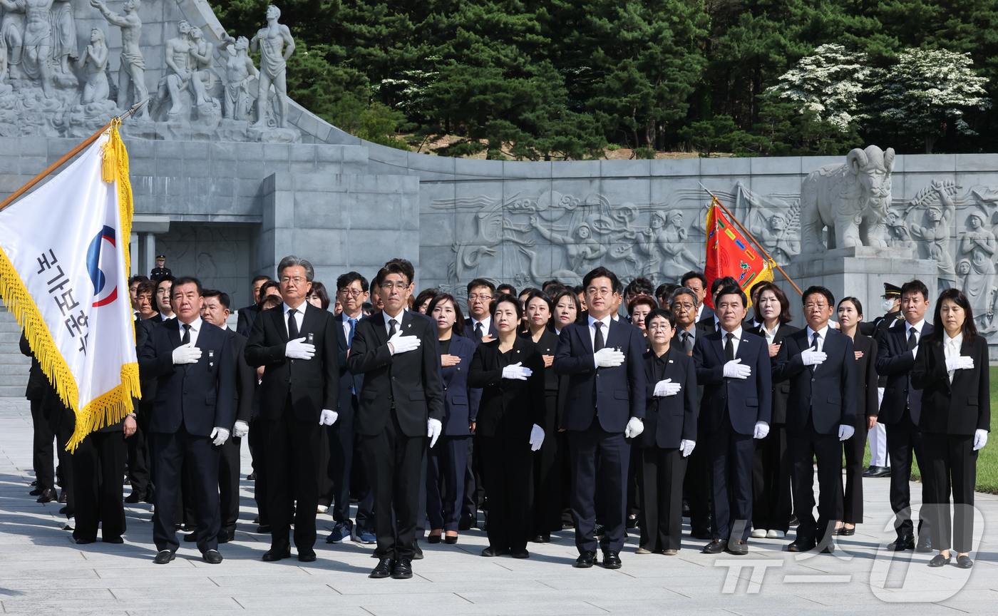 (대전=뉴스1) 김기태 기자 = 허태정 대전시장 당선인을 비롯해 더불어민주당 대전지역 6.3 지방선거 당선인들이 5일 오전 대전 유성구 국립대전현충원에서 참배를 마치고 국기에 대한 …