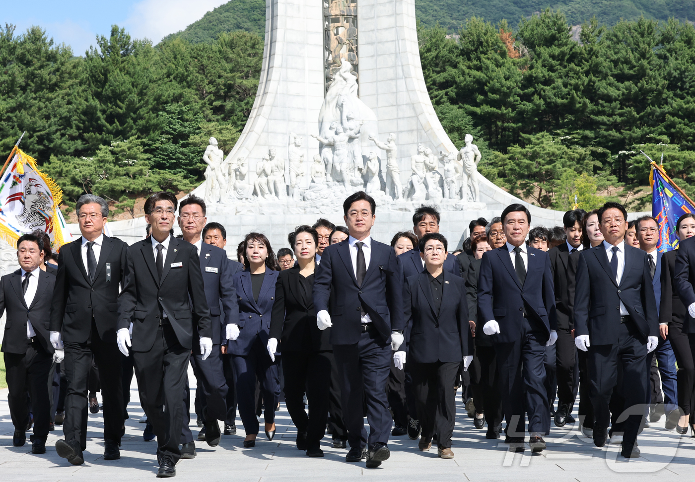 (대전=뉴스1) 김기태 기자 = 허태정 대전시장 당선인을 비롯해 더불어민주당 대전지역 6.3 지방선거 당선인들이 5일 오전 대전 유성구 국립대전현충원에서 참배를 마치고 이동하고 있 …