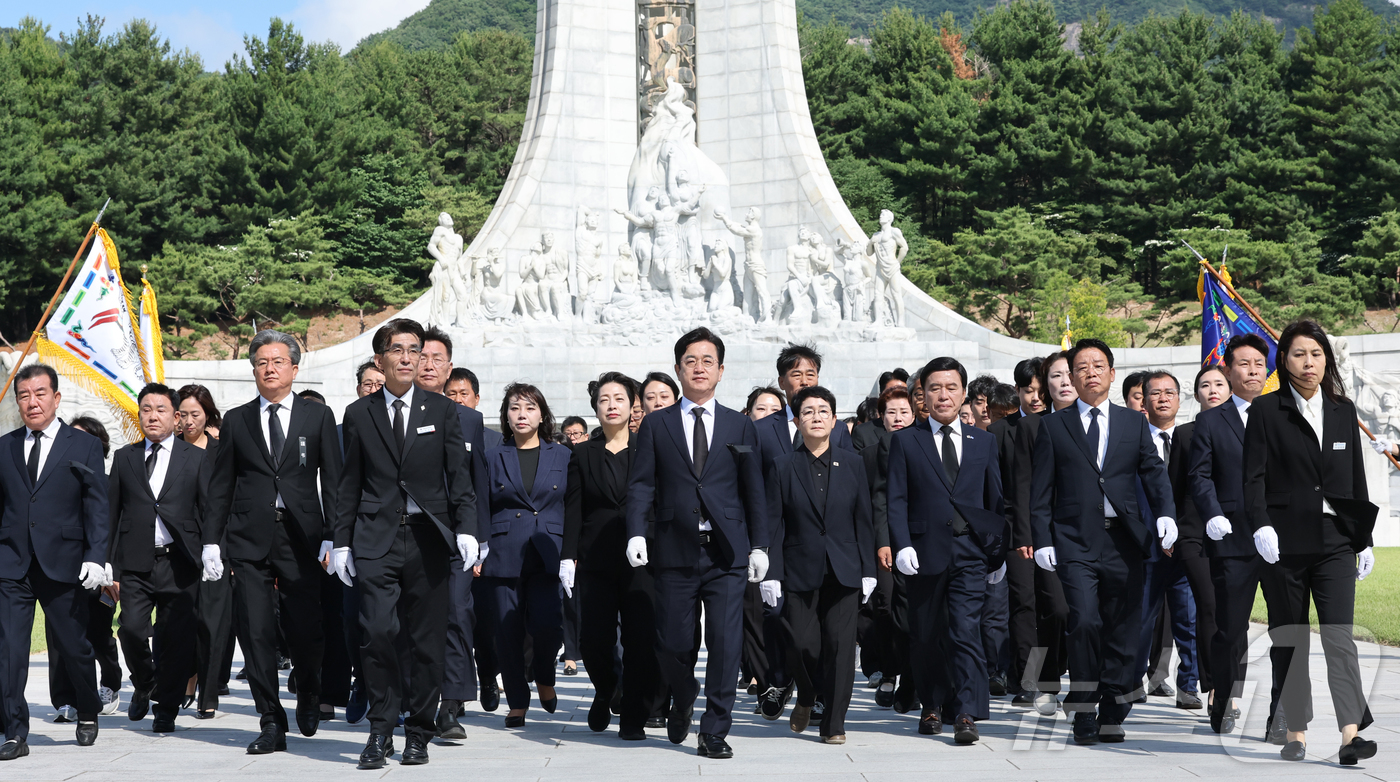 (대전=뉴스1) 김기태 기자 = 허태정 대전시장 당선인을 비롯해 더불어민주당 대전지역 6.3 지방선거 당선인들이 5일 오전 대전 유성구 국립대전현충원에서 참배를 마치고 국기에 대한 …