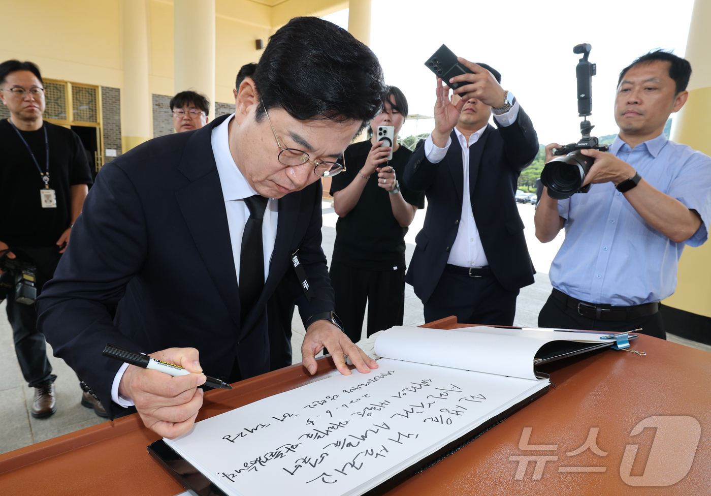 (대전=뉴스1) 김기태 기자 = 허태정 대전시장 당선인이 5일 오전 대전 유성구 국립대전현충원에서 참배를 마치고 방명록을 작성하고 있다.  2026.6.5/뉴스1