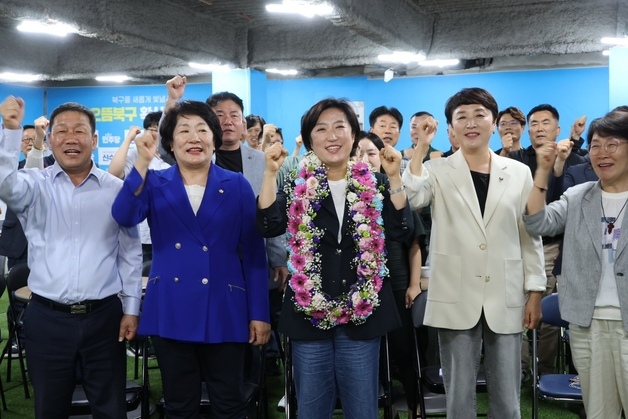 31년 만에 광주 첫 여성구청장…'풀뿌리 정치인' 신수정이 해냈다