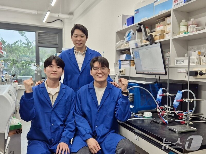 본문 이미지 - 박지민 교수(가운데), 이태경 박사과정(왼쪽), 오상연 박사과정. (KAIST 제공. 재판매 및 DB금지) 2026.6.5/뉴스1