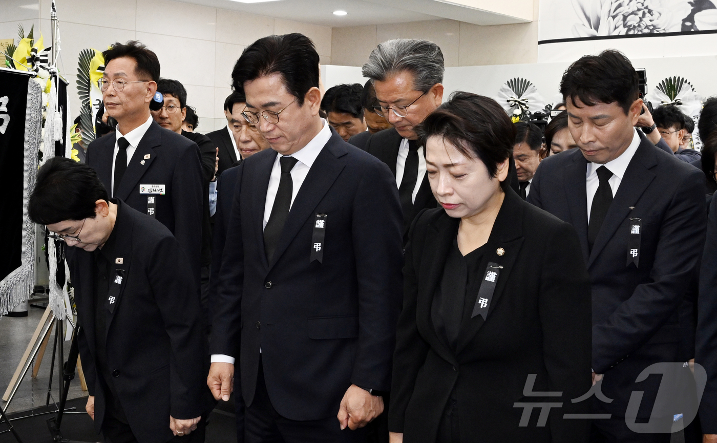 (대전=뉴스1) 김기태 기자 = 허태정 대전시장 당선인을 비롯해 더불어민주당 대전지역 지방선거 당선인들이 5일 오전 대전 유성구청에 마련된 한화에어로스페이스 사고 희생자 합동분향소 …