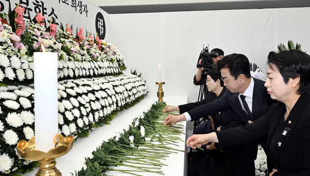 헌화하는 허태정 당선인
